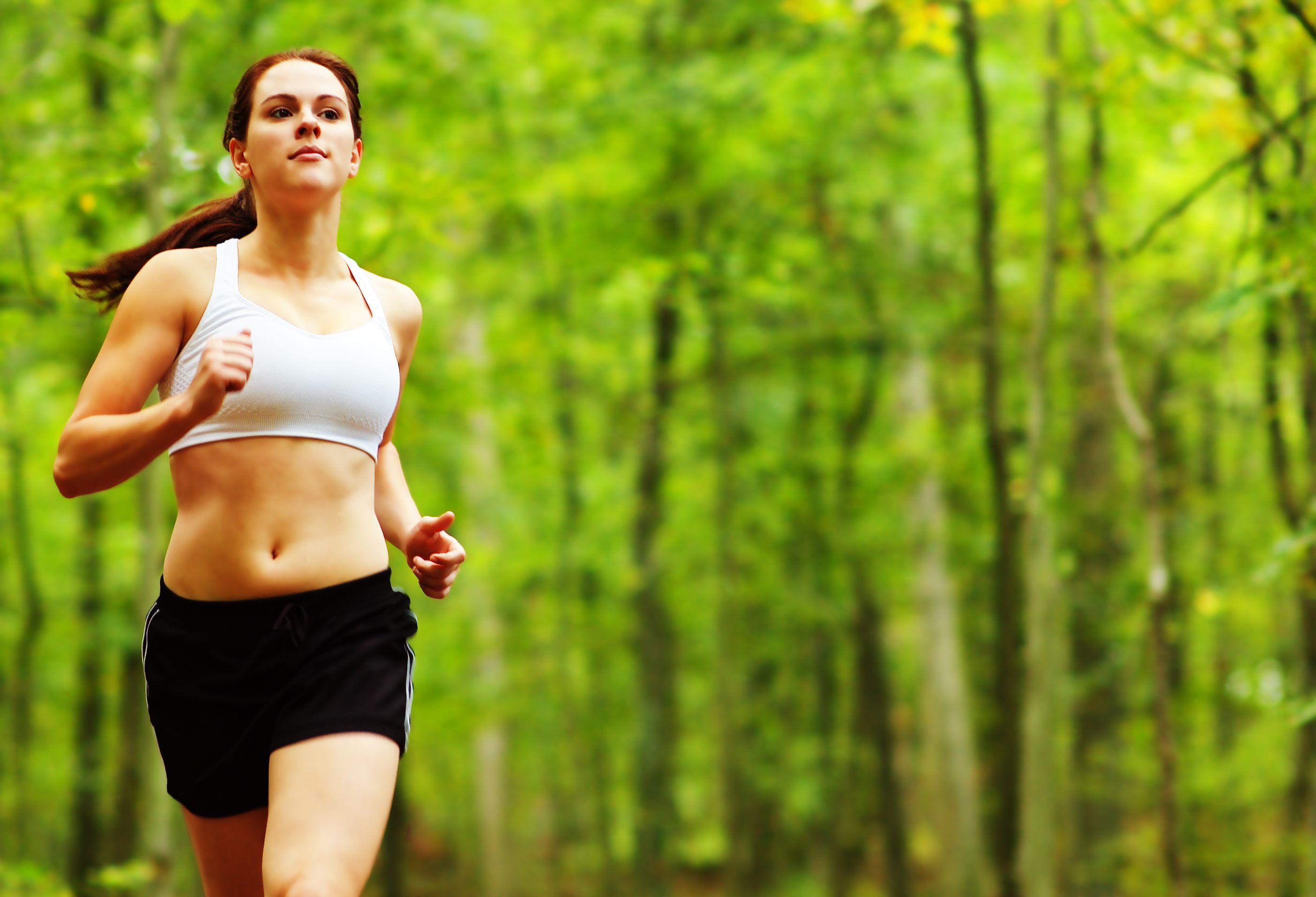 Баб сбежал. Утренняя пробежка. Девушка бежит. Женщина на пробежке. Занятие спортом на природе.